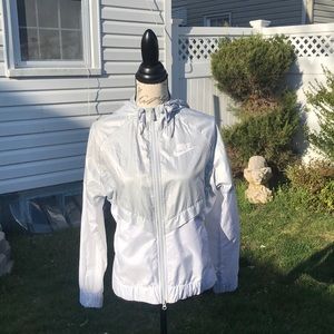 NIKE WINDBREAKER JACKET size small......excellent condition